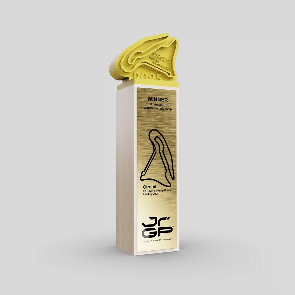 Trophée en bois et impression 3D dorée représentant le circuit de Nevers Magny-Cours pour le FIM Junior GP 2025.