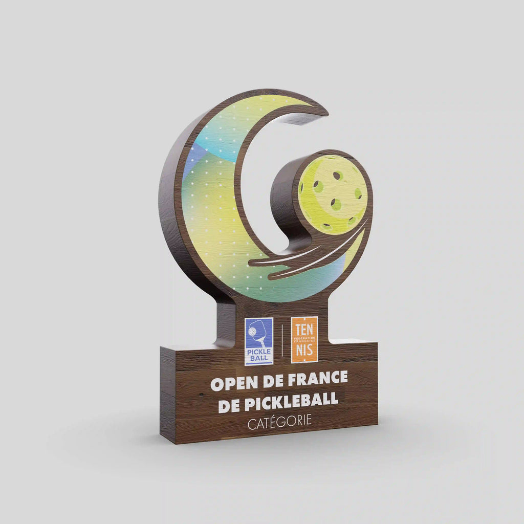 Trophée en bois coloré représentant une balle de pickleball pour l’Open de France de Pickleball.