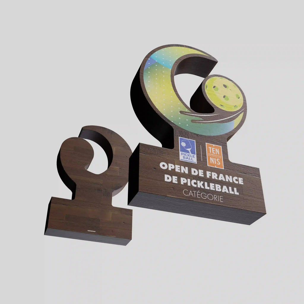 Trophée en bois coloré représentant une balle de pickleball pour l’Open de France de Pickleball.