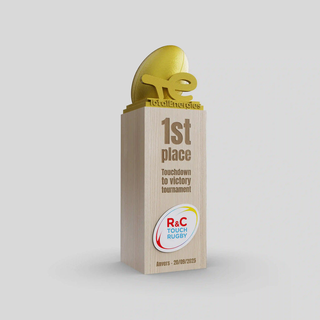 Trophée en bois avec ballon de rugby doré en impression 3D et gravure TotalEnergies Touch Rugby.