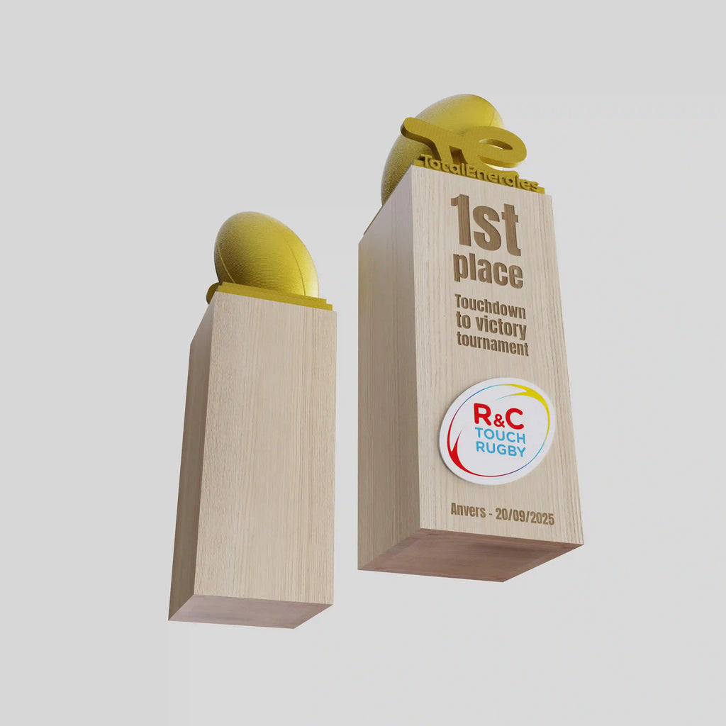 Trophée en bois avec ballon de rugby doré en impression 3D et gravure TotalEnergies Touch Rugby.