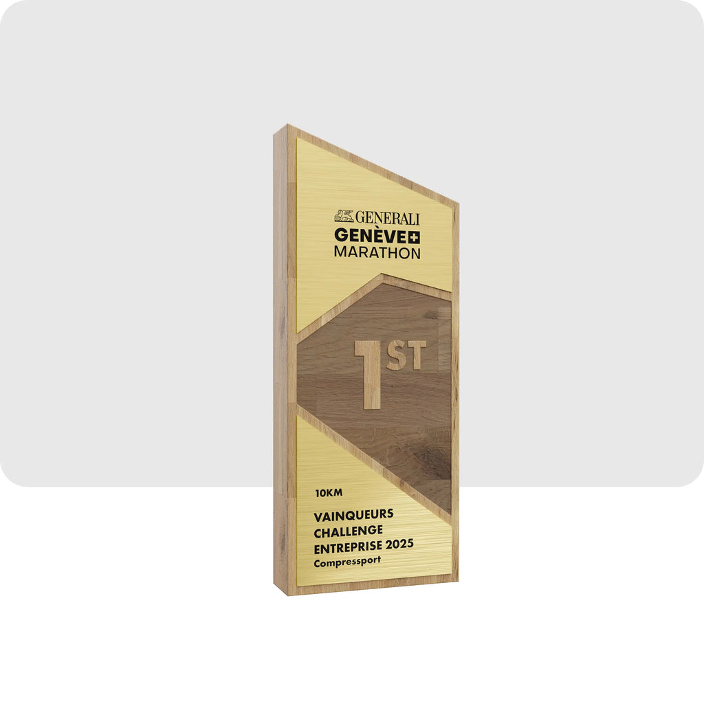 Trophée en bois et laiton gravé pour le Marathon de Genève 2025, avec design géométrique et logo Generali.
