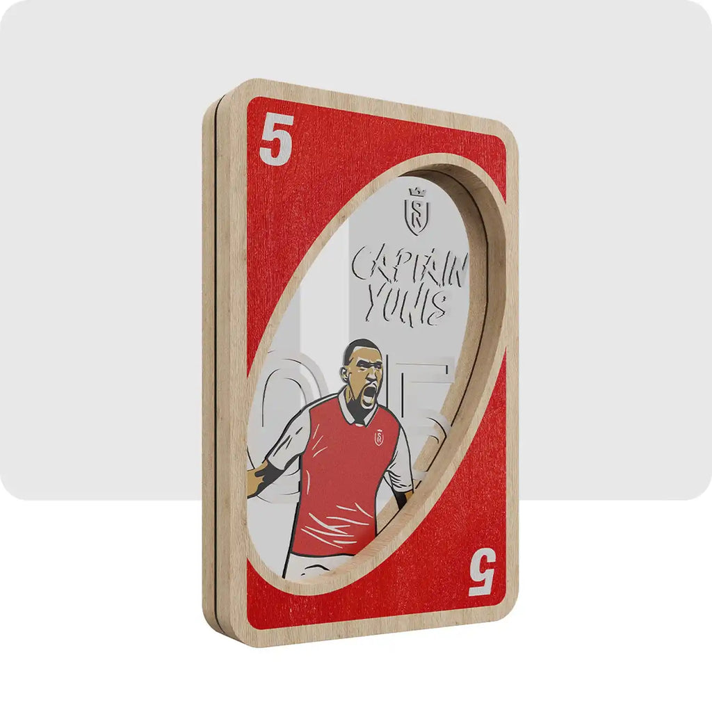 Trophée personnalisé en bois, de couleur rouge et blanc en hommage au capitaine du Stade de Reims.