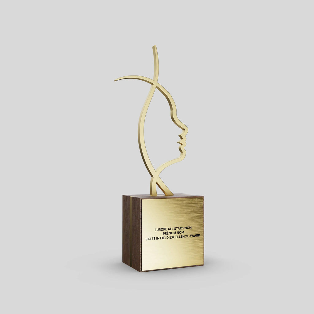 trophée en métal doré et socle en bois
