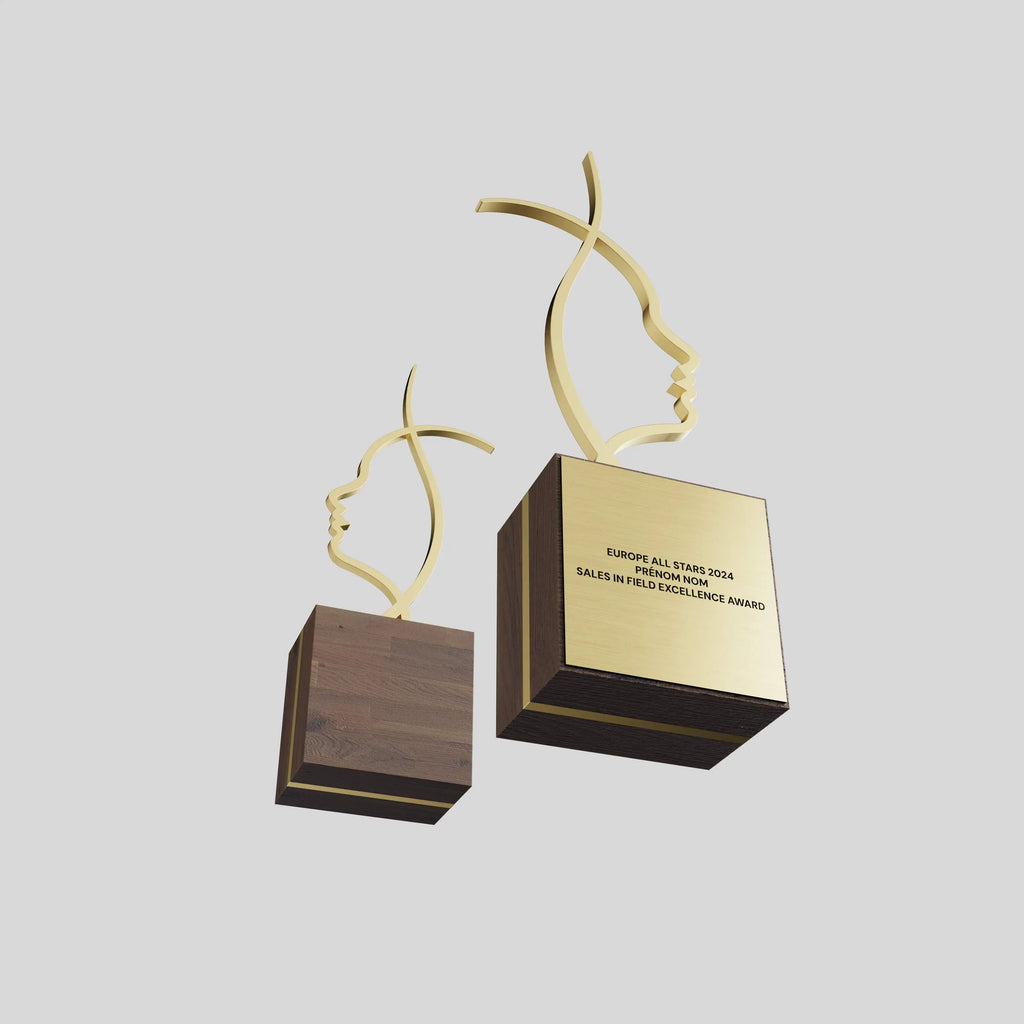 trophée en métal doré et socle en bois
