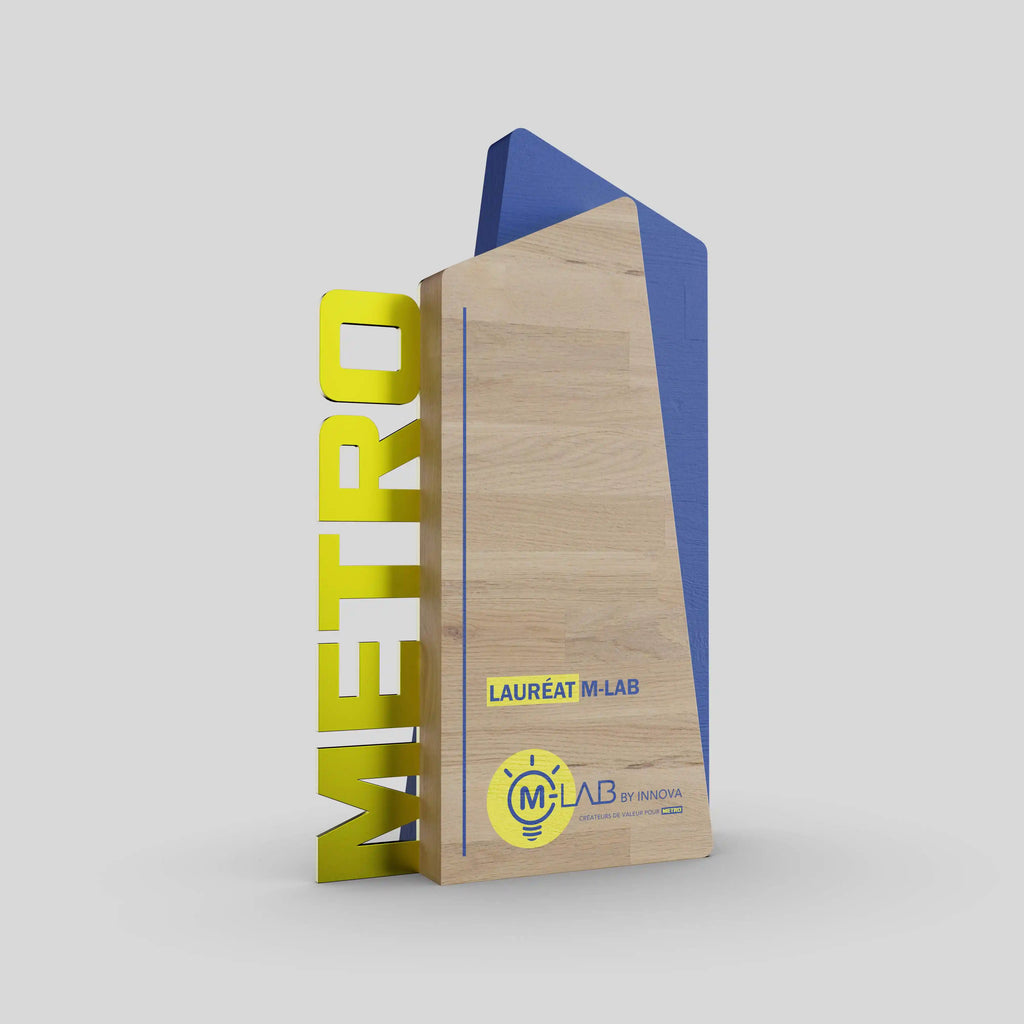 trophée en bois et métal jaune et bleu pour metro