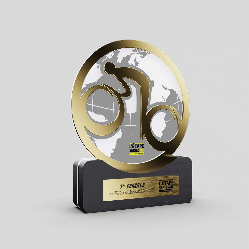 trophée bois, acrylique et métal pour le tour de france, noir et doré